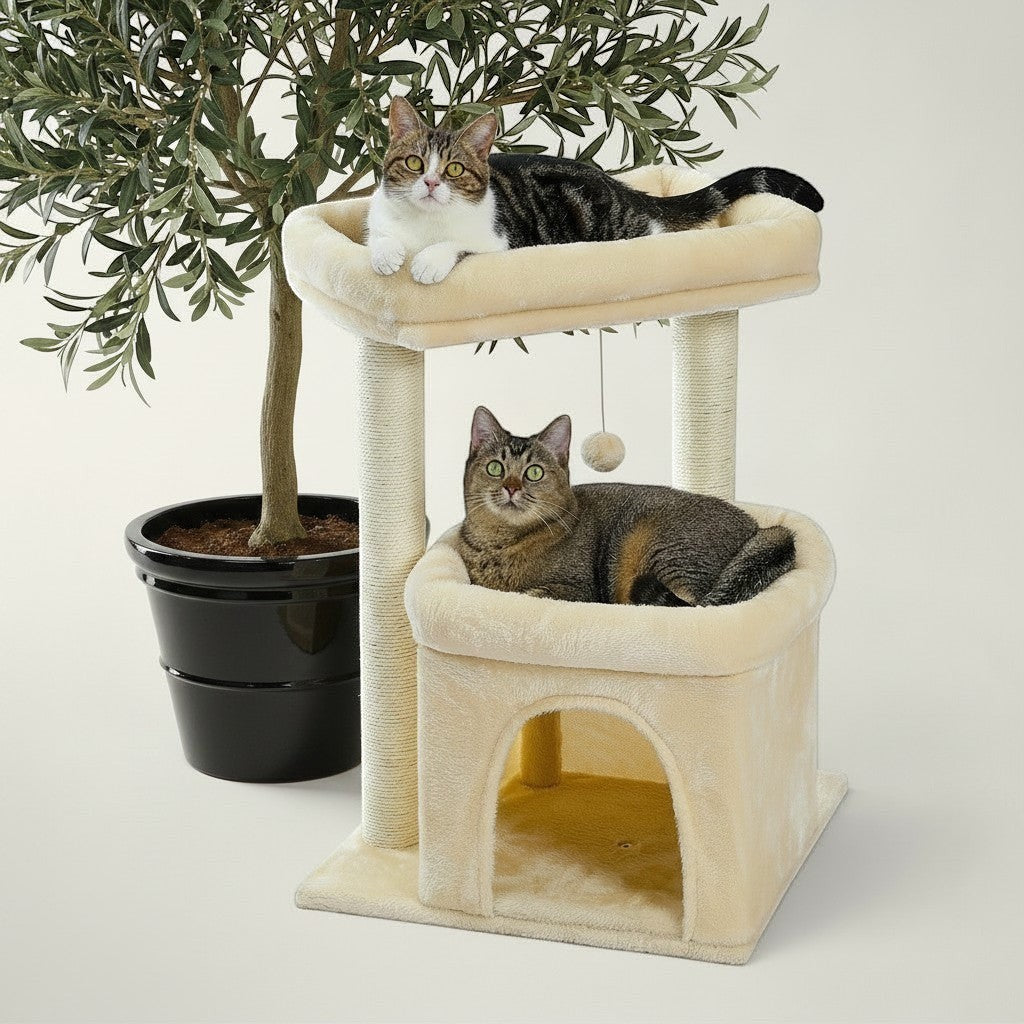 Arbre à chat Bofélin beige avec deux plateformes, niche et poteaux en sisal, occupé par deux chats.