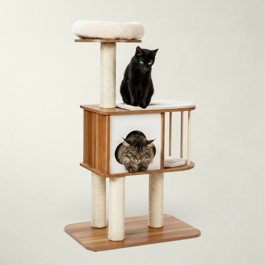 Arbre à chat design Bofélin en bois marron et crème avec niches, griffoirs en sisal et deux chats installés