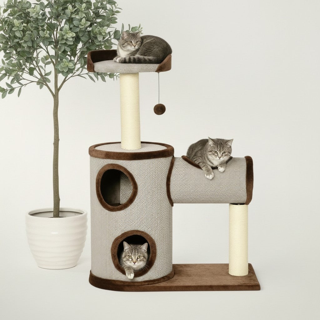 Arbre à chat Bofélin marron et blanc avec niche, tunnel, plateforme et griffoirs, occupé par deux chats gris