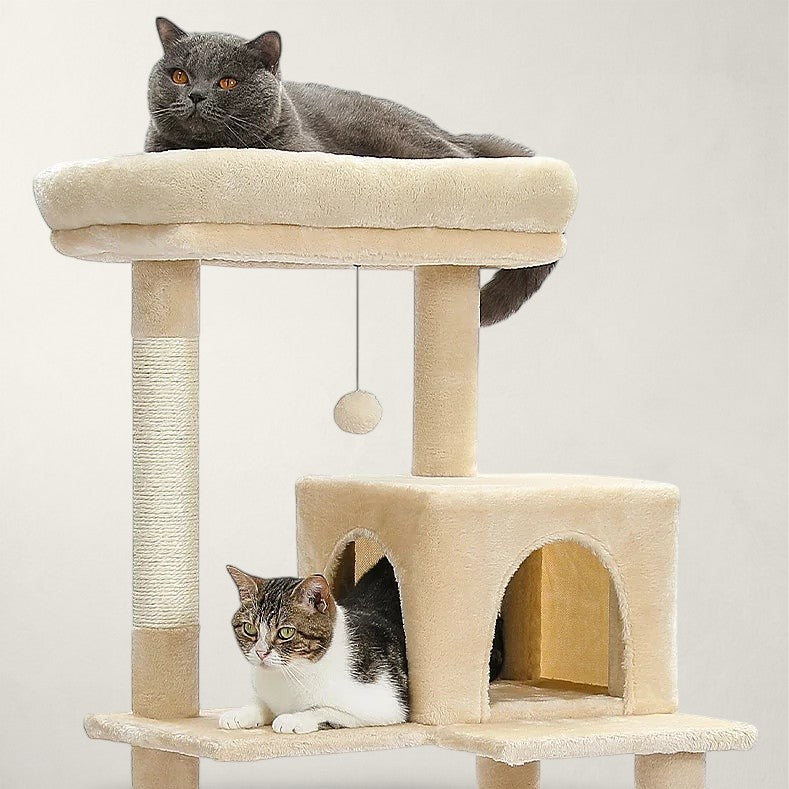 Arbre à chat Bofélin beige en fausse fourrure avec niche, poteaux en sisal et deux chats installés dessus