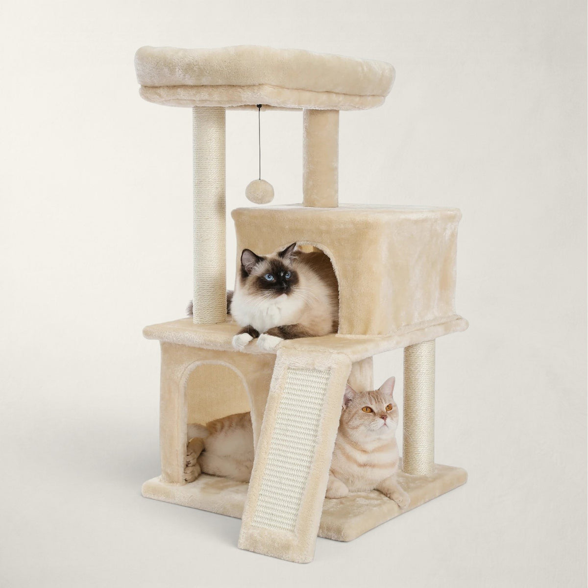Arbre à chat Bofélin beige en fausse fourrure avec deux niches, poteaux en sisal et deux chats installés dessus.