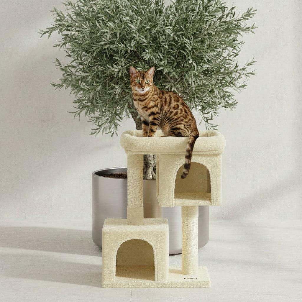 Arbre à chat Bofélin beige avec deux niches et poteaux en sisal, surmonté d'un perchoir confortable pour chat.