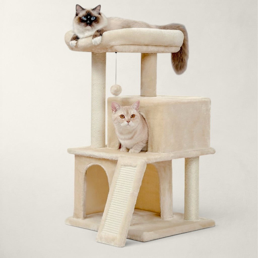 Arbre à chat Bofélin beige avec deux niches, poteaux en sisal et perchoir, occupé par deux chats.