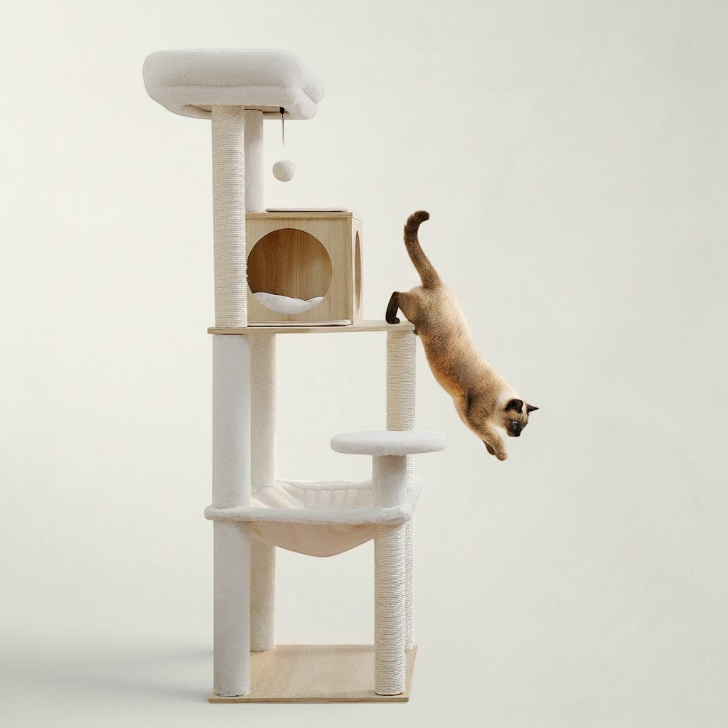 Arbre à chat Bofélin en bois beige avec niche, hamac, poteaux en sisal et chat siamois sautant sur les plateformes
