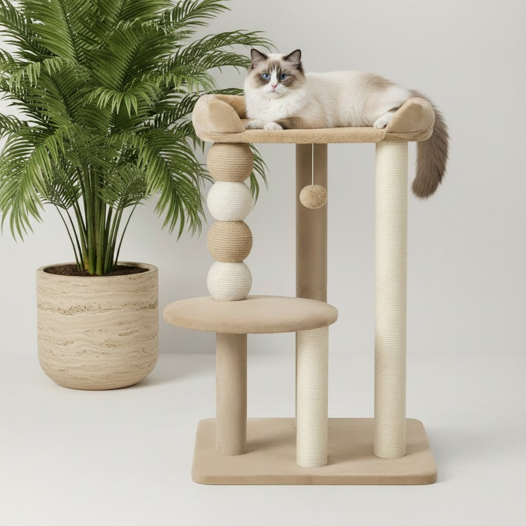 Arbre à chat Bofélin beige en fausse fourrure avec poteaux en sisal et chat Ragdoll allongé sur le lit supérieur