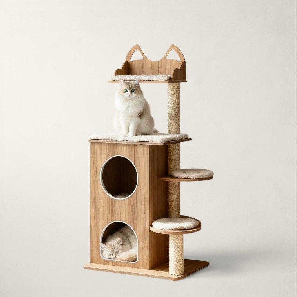 Arbre à chat design Bofélin en bois effet chêne avec niches, poteaux en sisal et coussins blancs, chat assis au sommet