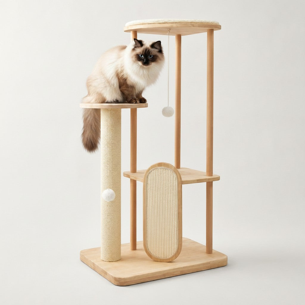 Arbre à chat design Bofélin en bois clair et sisal avec trois plateformes, un chat Birman assis et deux pompons