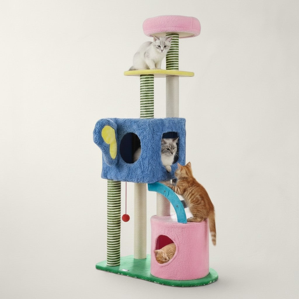 Arbre à chat Bofélin multicolore en forme d'éléphant avec niches, griffoirs en sisal et trois chats jouant dessus.