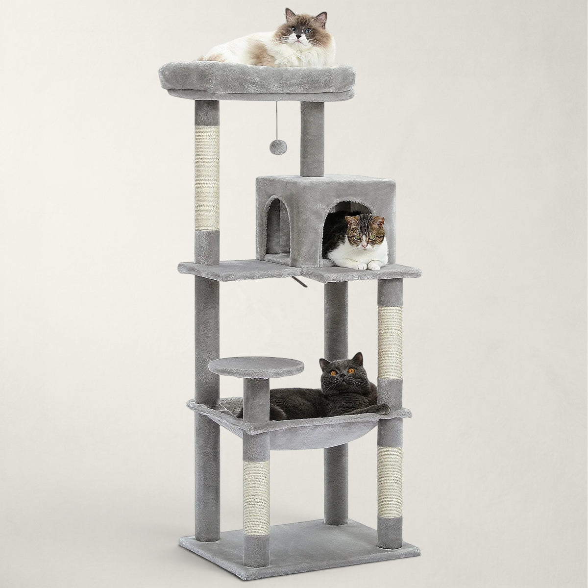Arbre à chat Bofélin gris pour Maine Coon avec niches, hamac, poteaux en sisal et trois chats installés dessus.