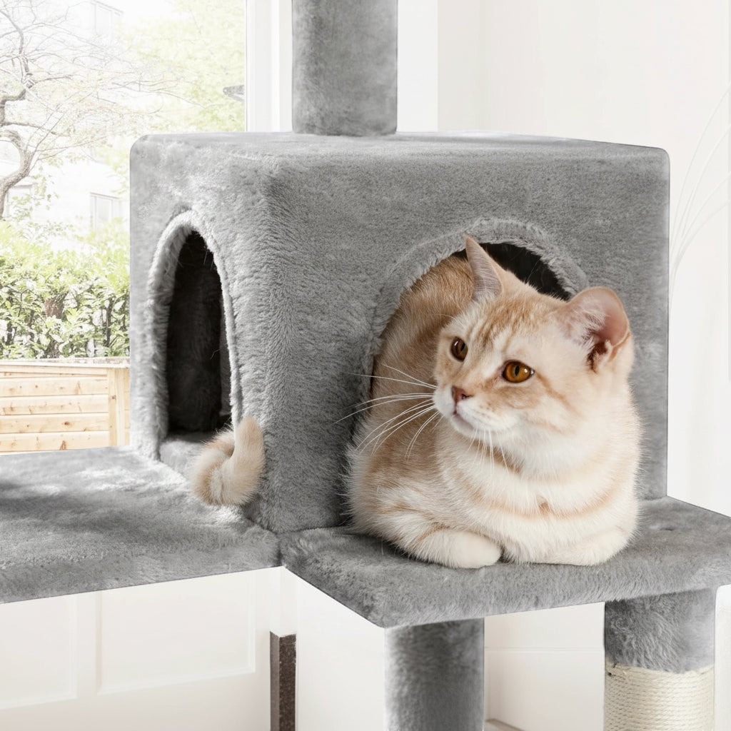 Arbre à chat Bofélin gris en fausse fourrure avec niche confortable et chat roux installé sur la plateforme
