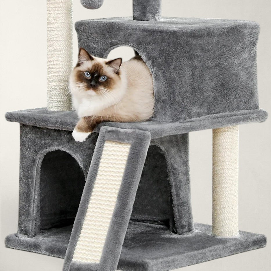 Arbre à chat Bofélin gris et beige avec deux niches, poteaux en sisal et rampe, occupé par un chat Birman.