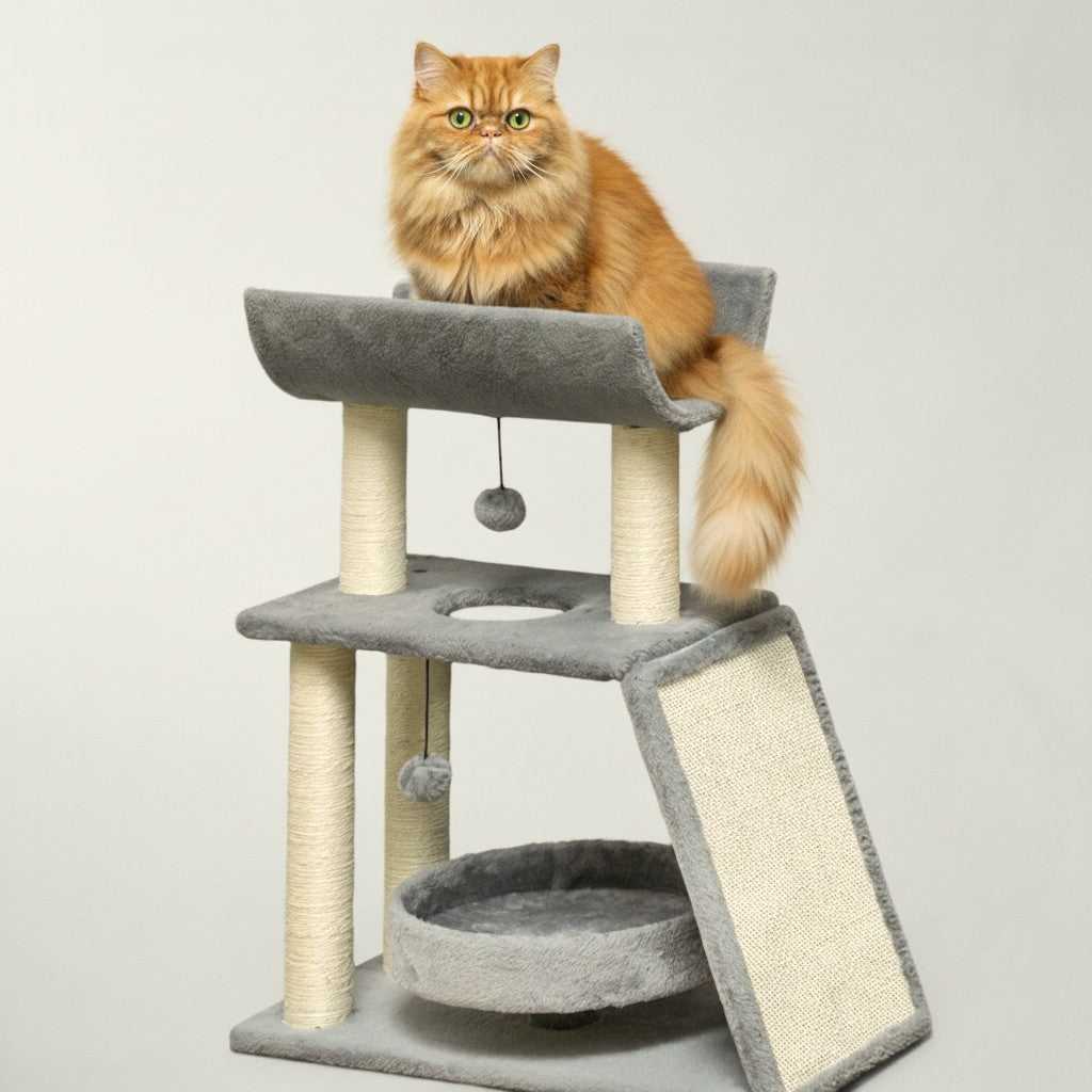 Arbre à chat Bofélin gris avec poteaux en sisal, planche griffoir et chat roux assis sur la plateforme supérieure
