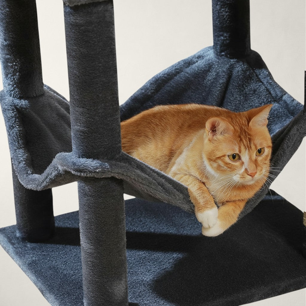 Chat roux allongé dans le grand hamac en fausse fourrure grise de l'arbre à chat Bofélin