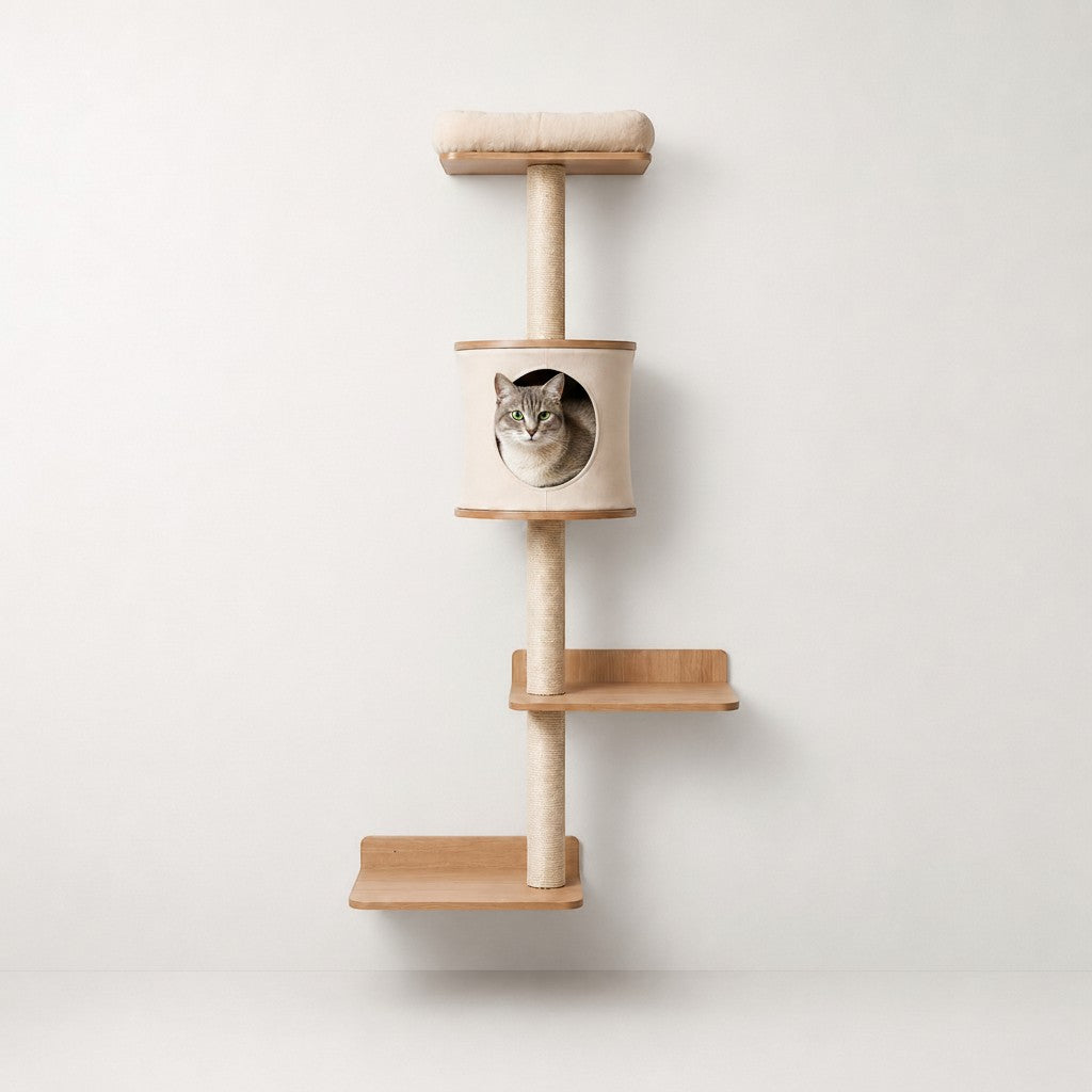 Arbre à chat mural Bofélin en bois naturel avec niche, plateformes et griffoirs en sisal, chat installé à l'intérieur.