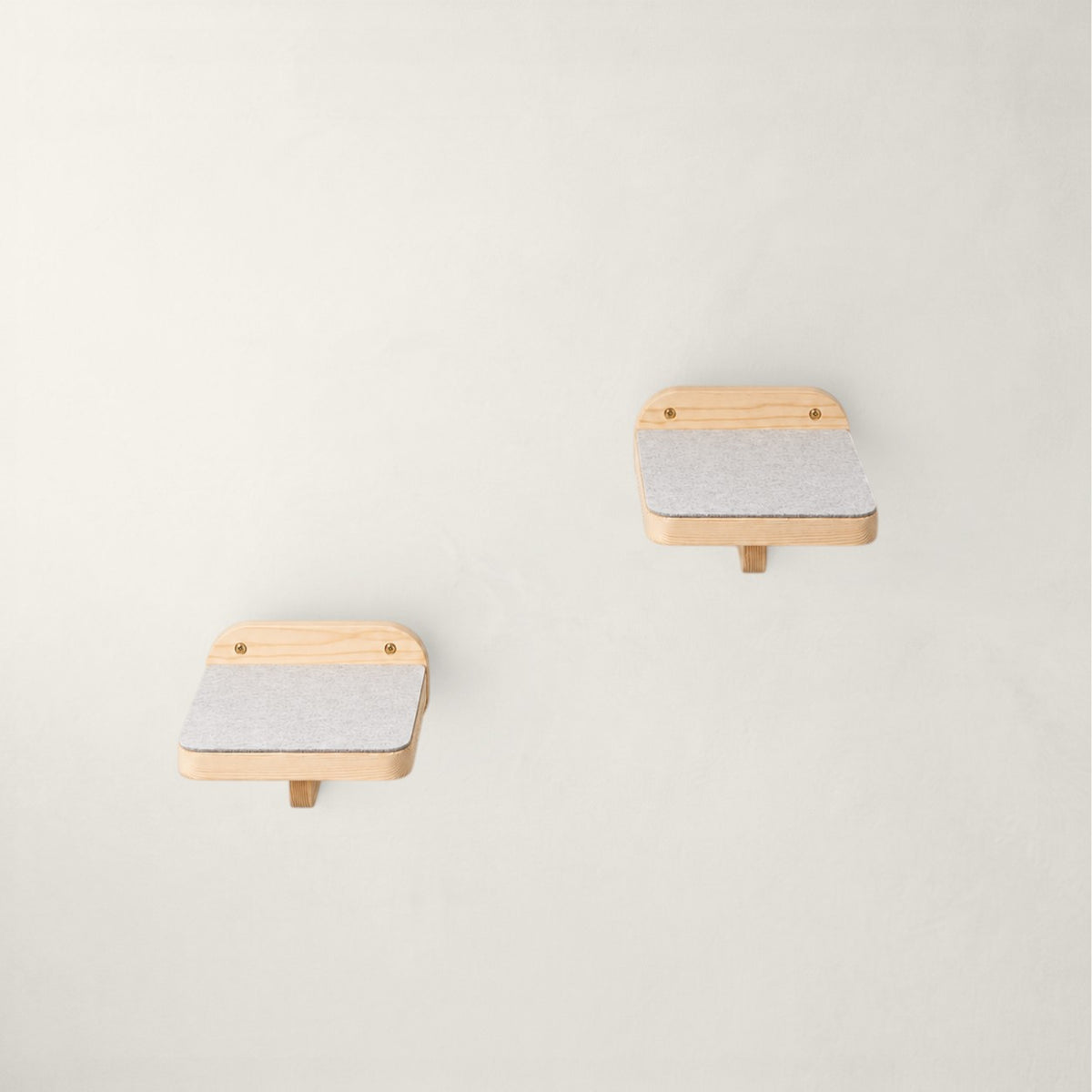 Kit mural Bofélin pour chat avec hamac en fausse fourrure blanche et deux plateformes en bois naturel
