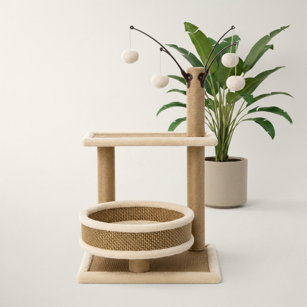 Arbre à chat Bofélin petit modèle avec lit en rotin, poteaux en chanvre et trois pompons suspendus, coloris naturel.