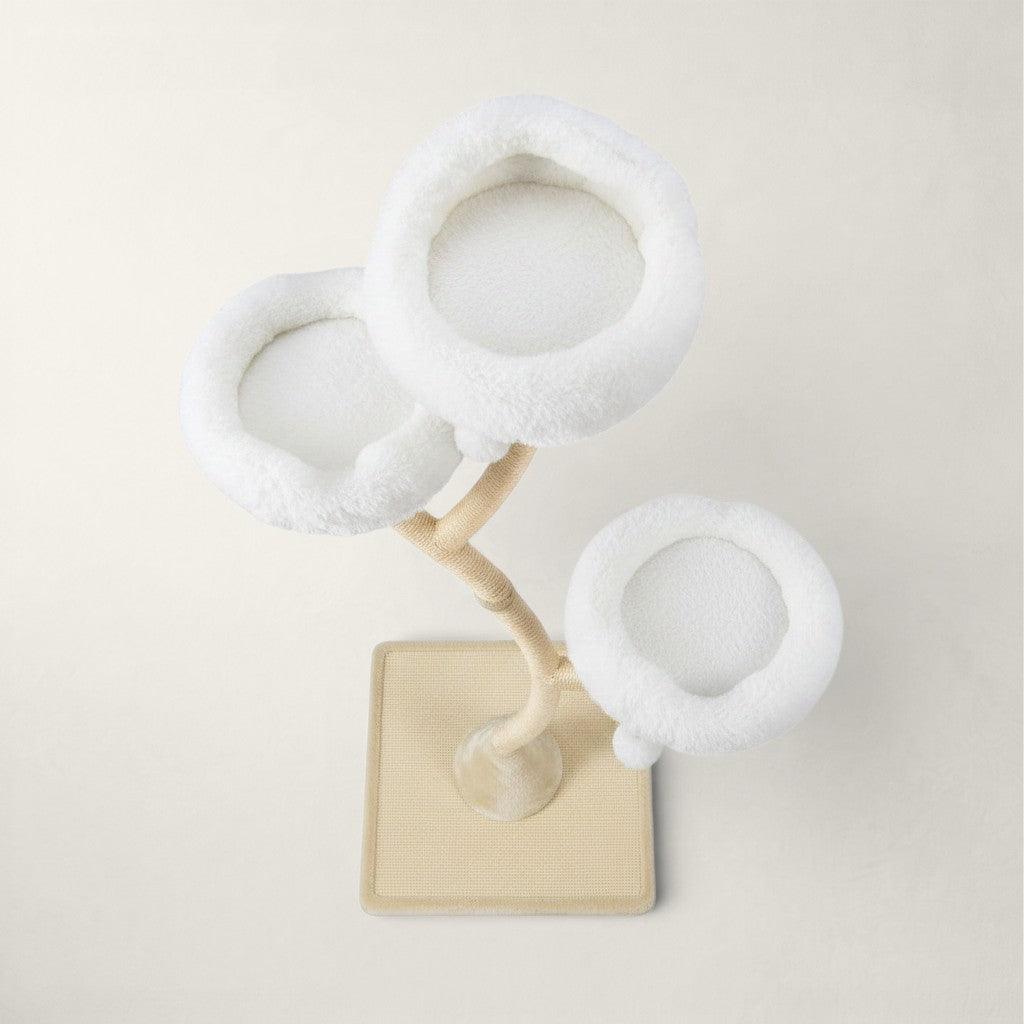 Grand arbre à chat scandinave Bofélin avec trois plateformes en fausse fourrure blanche et poteaux en sisal naturel