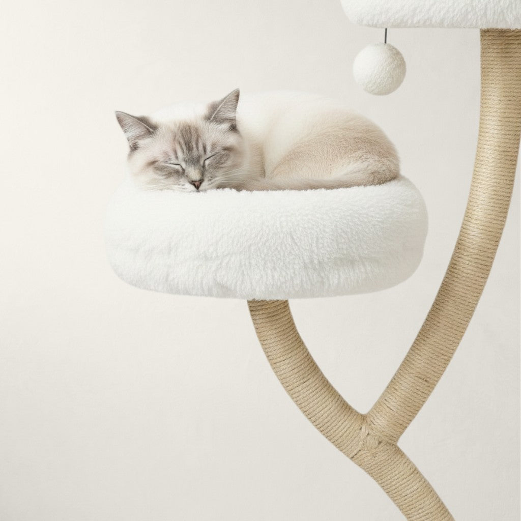 Grand arbre à chat Bofélin design scandinave avec plateforme en fausse fourrure blanche et poteau en sisal naturel