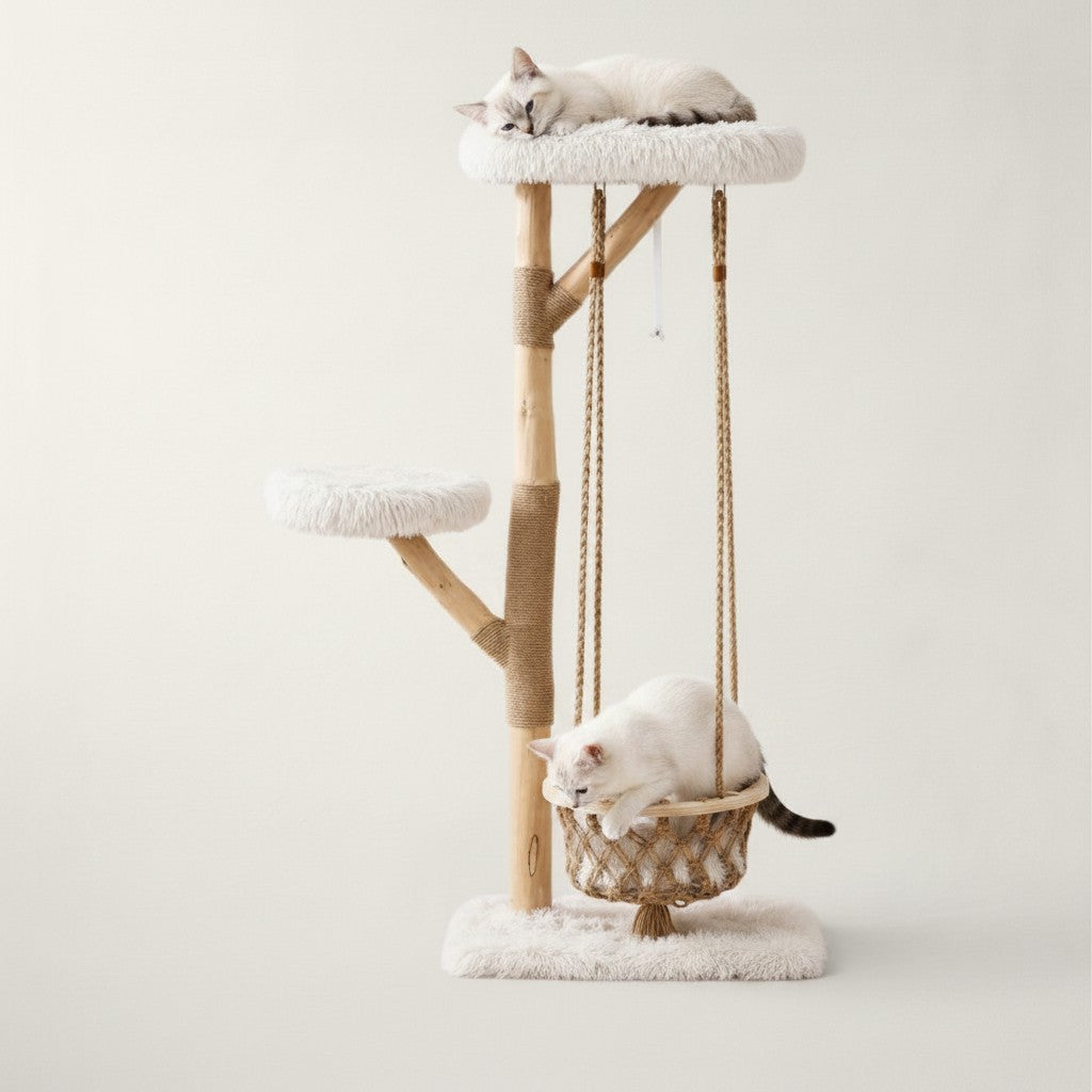Arbre à chat scandinave Bofélin en bois naturel et fausse fourrure blanche avec hamac balançoire et deux chats. Image