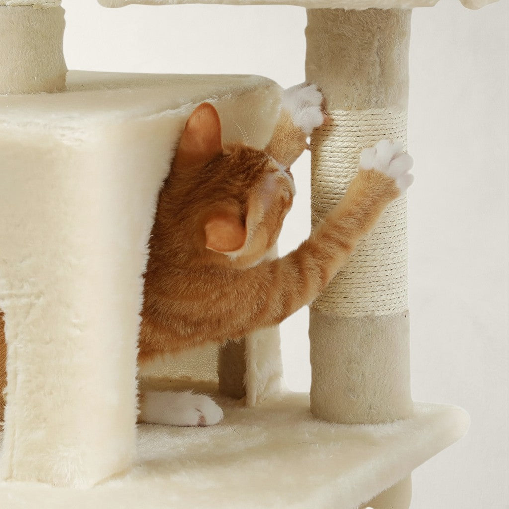 Chat roux faisant ses griffes sur un poteau en sisal naturel d'un arbre à chat beige Bofélin