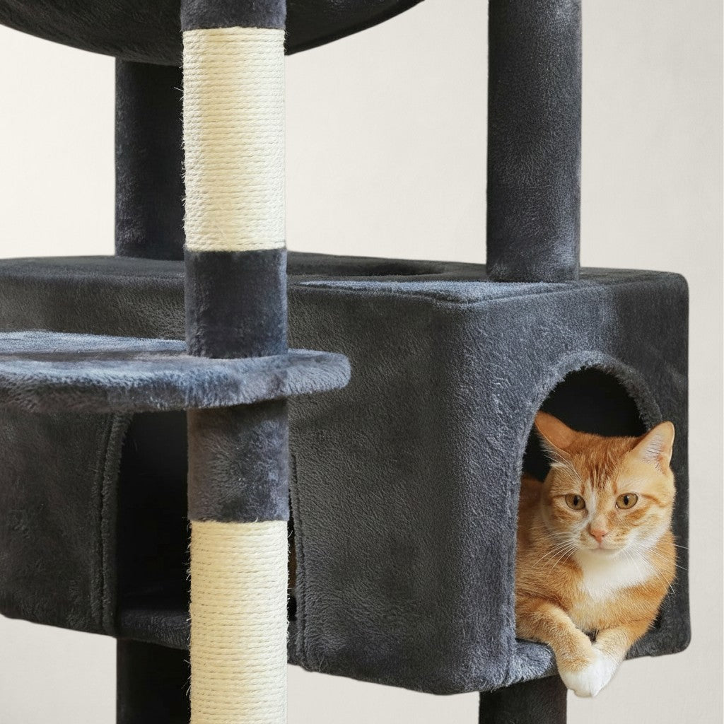 Arbre à chat XXL Bofélin gris en fausse fourrure avec niche et poteaux en sisal naturel, chat roux à l'intérieur.