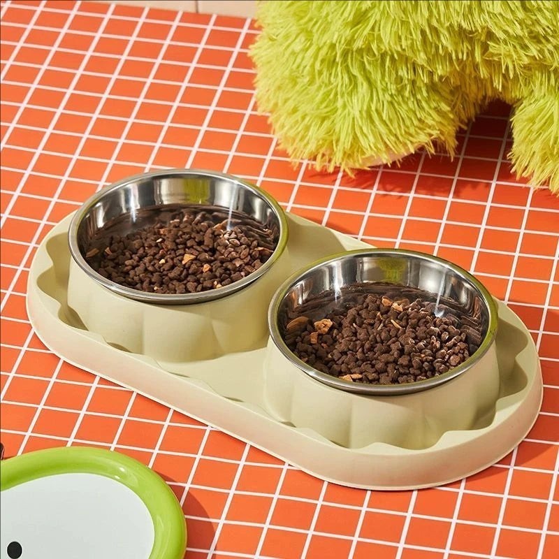 Double gamelle Bofélin avec bols en inox amovibles, dont un bol anti-glouton pour chat sur support vert pastel