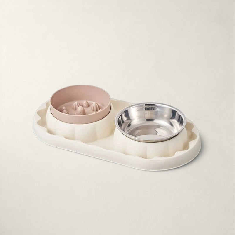 Double gamelle Bofélin pour chat avec un bol anti-glouton rose et un bol en inox sur support blanc.