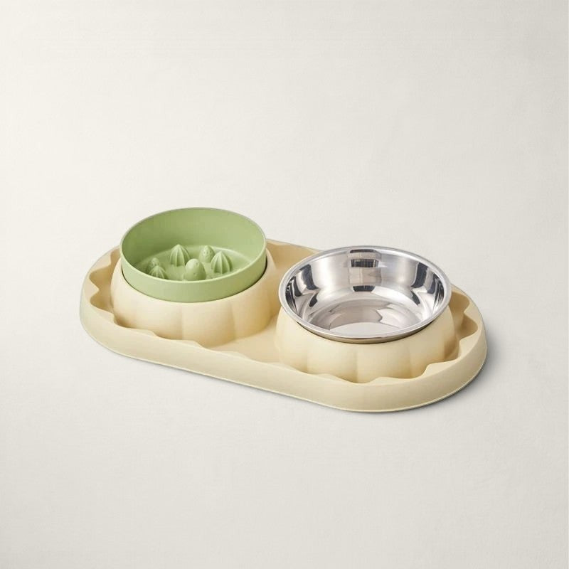 Double gamelle Bofélin avec bol anti-glouton vert et bol en inox sur support beige pour chat