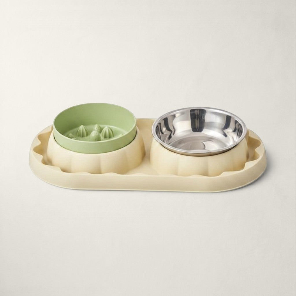 Double gamelle Bofélin avec un bol anti-glouton vert et un bol en inox classique sur un support beige