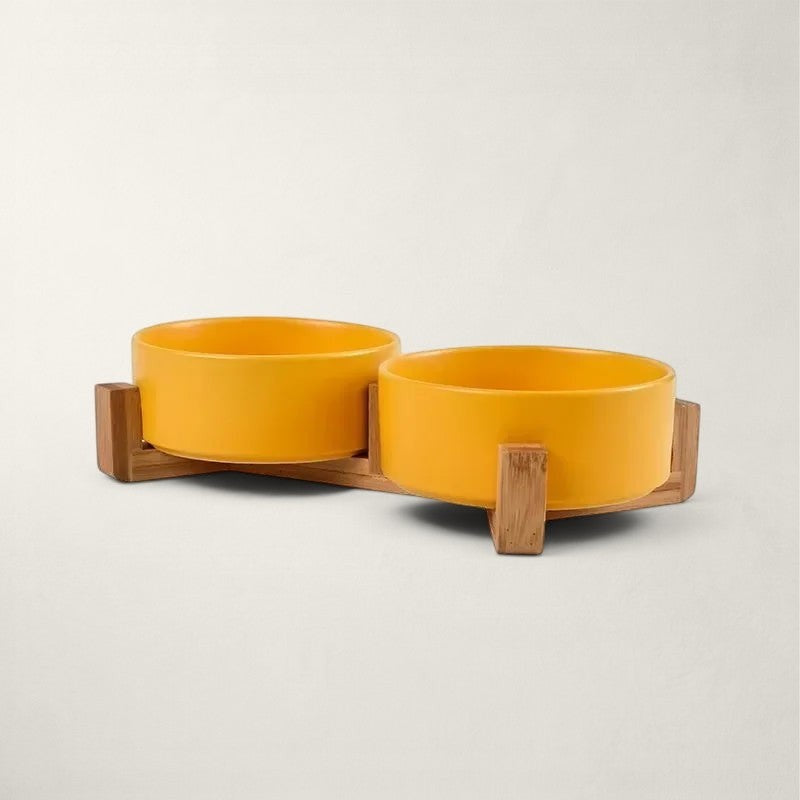 Double gamelle surélevée Bofélin avec bols en céramique jaune et support en bois naturel pour chat