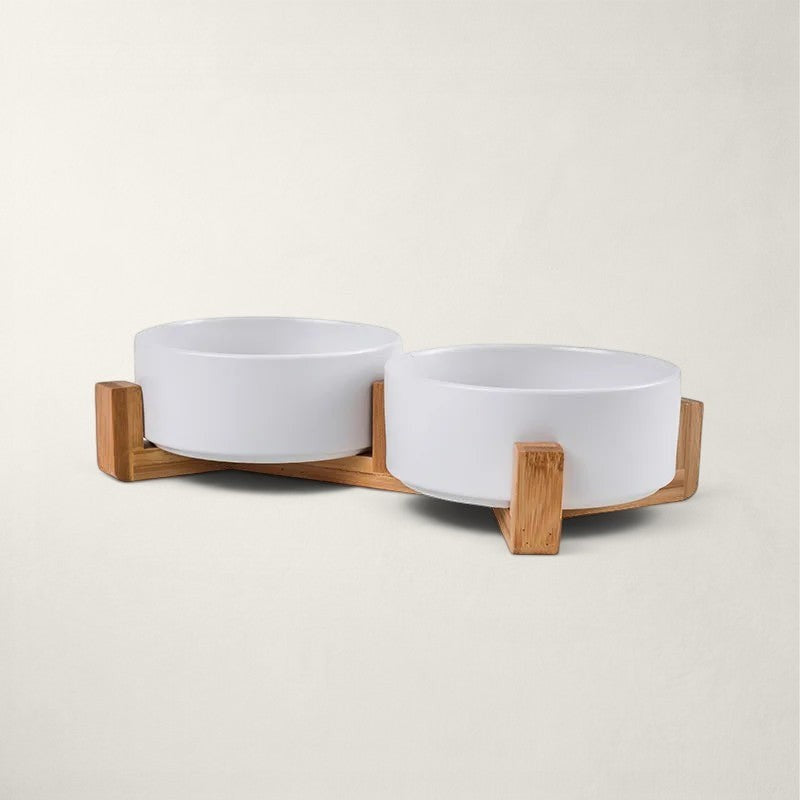 Double gamelle surélevée Bofélin avec bols blancs en céramique sur support en bois naturel pour chat