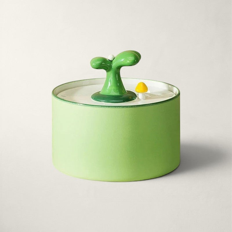 Fontaine à eau Bofélin en céramique émaillée verte avec un design ludique en forme de plante et de champignon Image