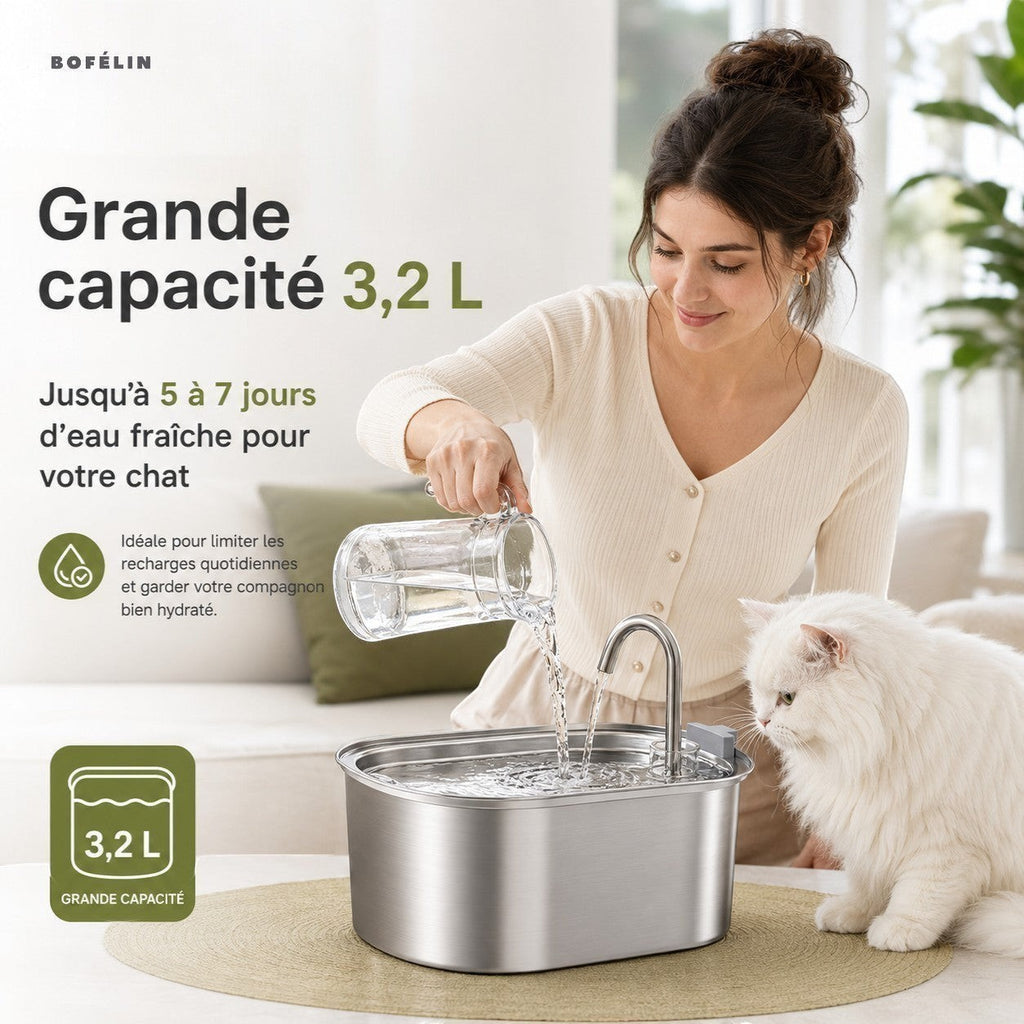 Fontaine à eau Bofélin en inox 3,2L avec une femme remplissant le réservoir et un chat blanc à côté