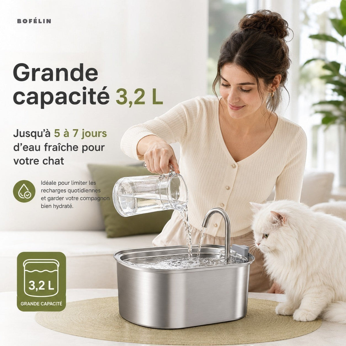 Fontaine à eau Bofélin en inox 3,2L avec une femme remplissant le réservoir et un chat blanc à côté