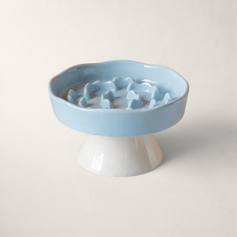 Gamelle anti-glouton Bofélin en céramique émaillée bleu pastel avec relief en spirale sur pied blanc surélevé