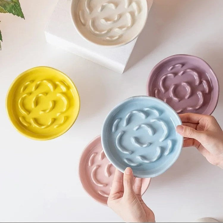 Gamelle anti-glouton Bofélin en céramique émaillée avec relief en spirale, disponible en plusieurs coloris pastel. Image