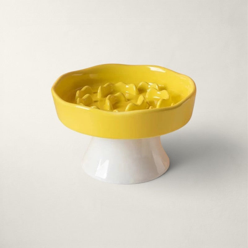 Gamelle anti-glouton Bofélin en céramique jaune avec relief en spirale sur pied blanc pour chat