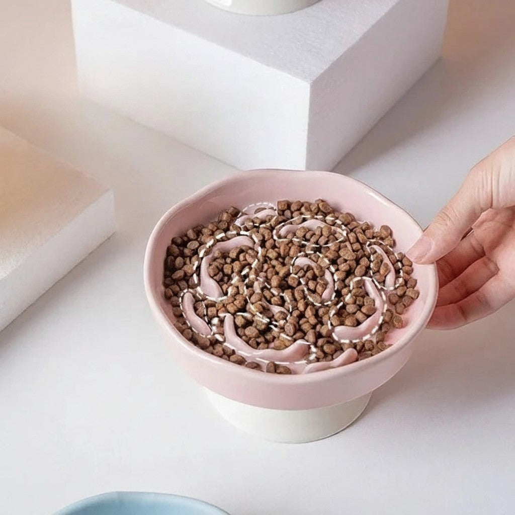 Gamelle anti-glouton Bofélin en céramique rose avec relief en spirale pour ralentir la prise alimentaire du chat