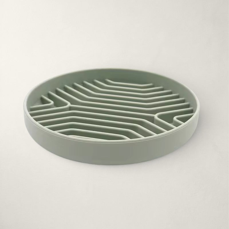 Gamelle anti-glouton Bofélin en silicone vert sauge avec relief labyrinthe pour ralentir la prise alimentaire du chat
