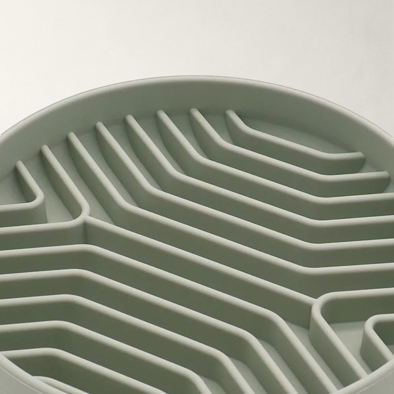 Gamelle anti-glouton Bofélin en silicone vert sauge avec relief labyrinthe pour ralentir la prise alimentaire du chat Image