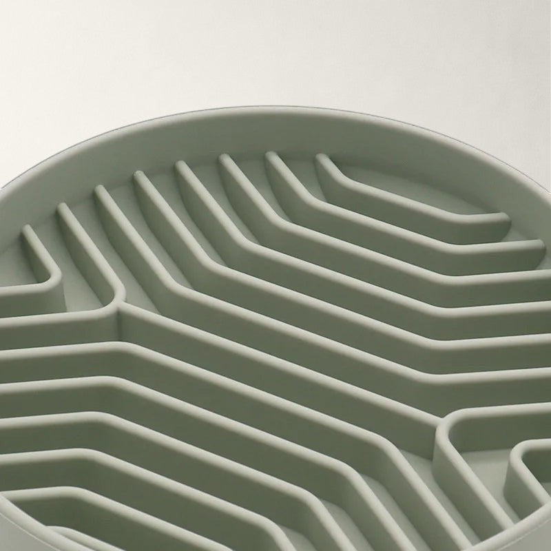 Gamelle anti-glouton Bofélin en silicone vert sauge avec relief labyrinthe pour ralentir la prise alimentaire du chat