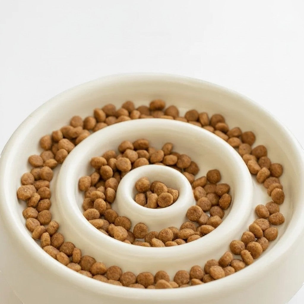 Gamelle anti-glouton Bofélin en céramique beige avec relief en spirale pour ralentir la prise alimentaire du chat