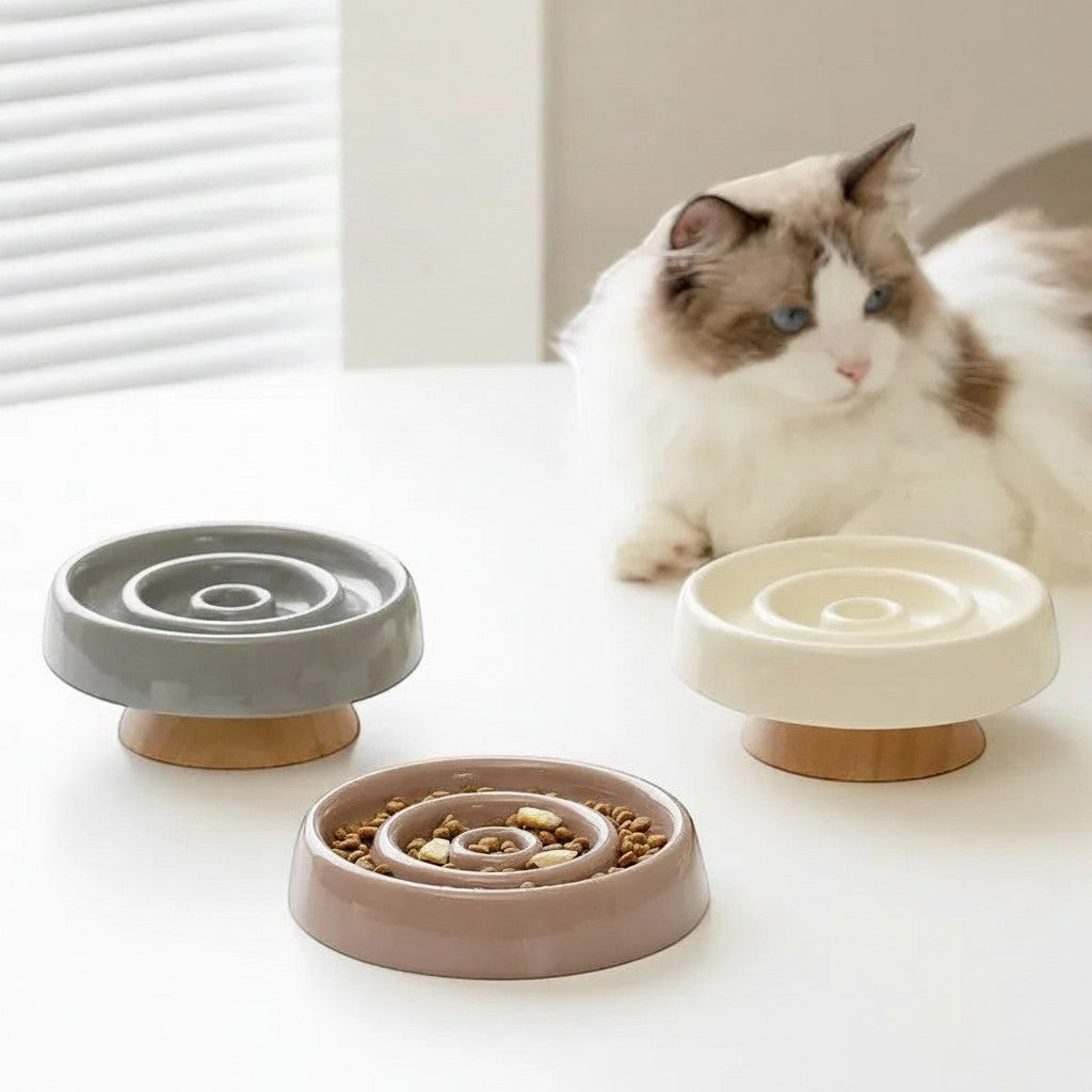 Gamelle anti-glouton surélevée Bofélin en céramique avec pied en bois, disponible en beige, brun et gris pour chat.