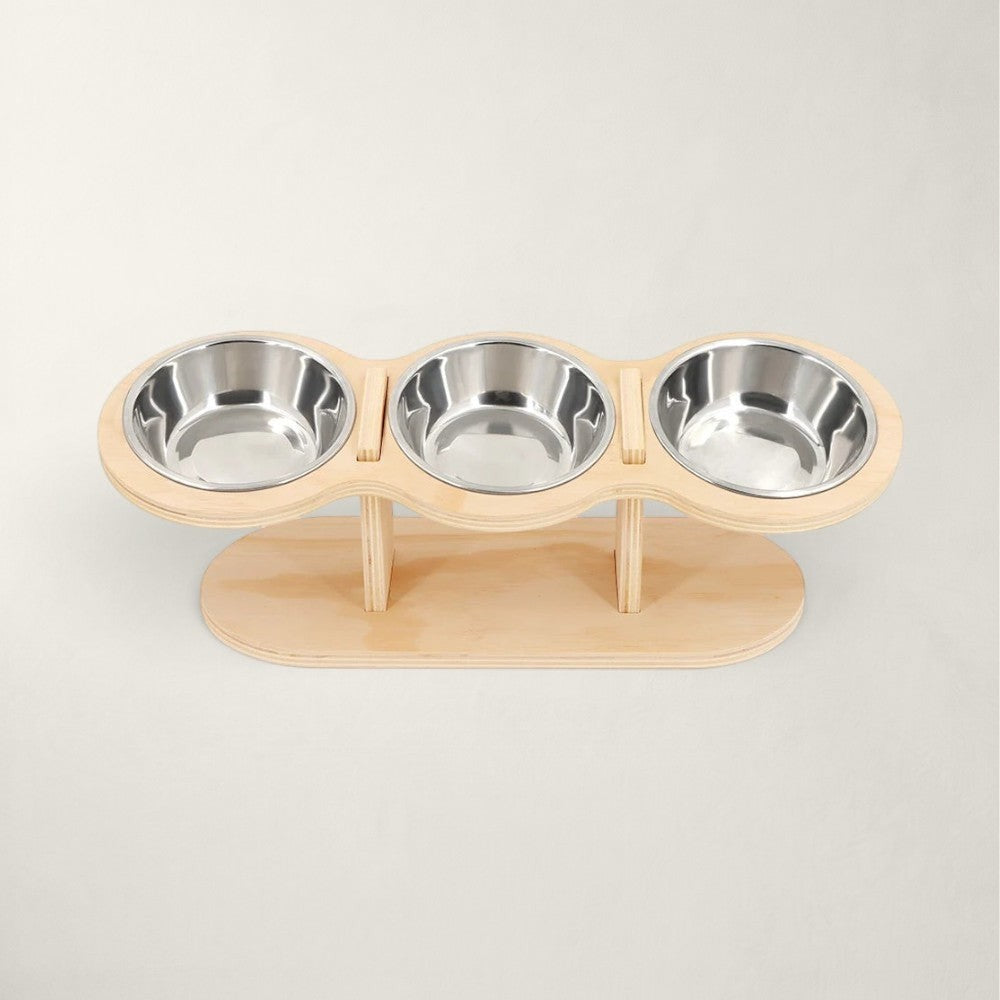 Station de repas Bofélin avec trois bols en inox inclinés sur un support en bambou naturel pour chat