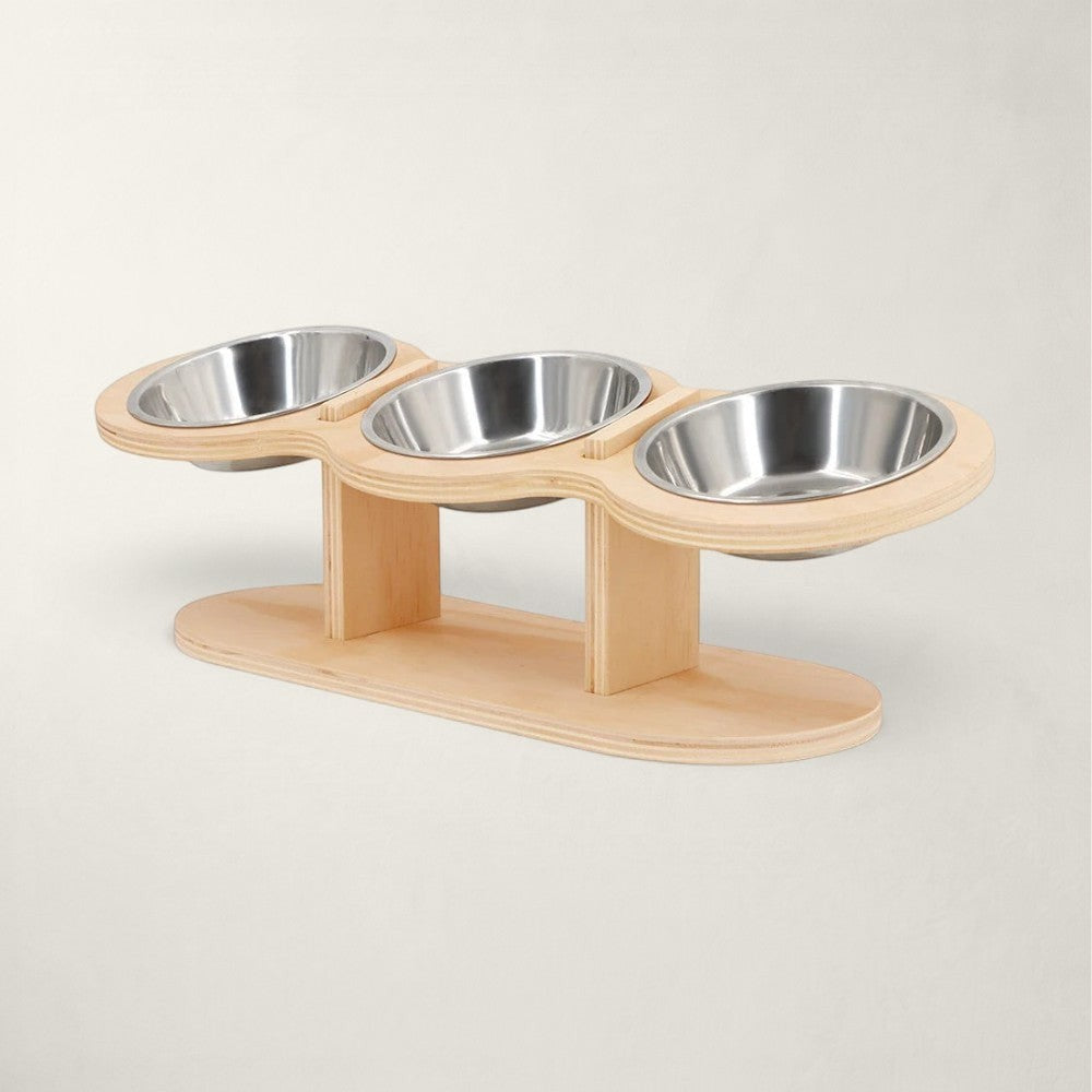 Station de repas Bofélin avec trois bols inclinés en inox sur un support en bois de bambou naturel pour chats