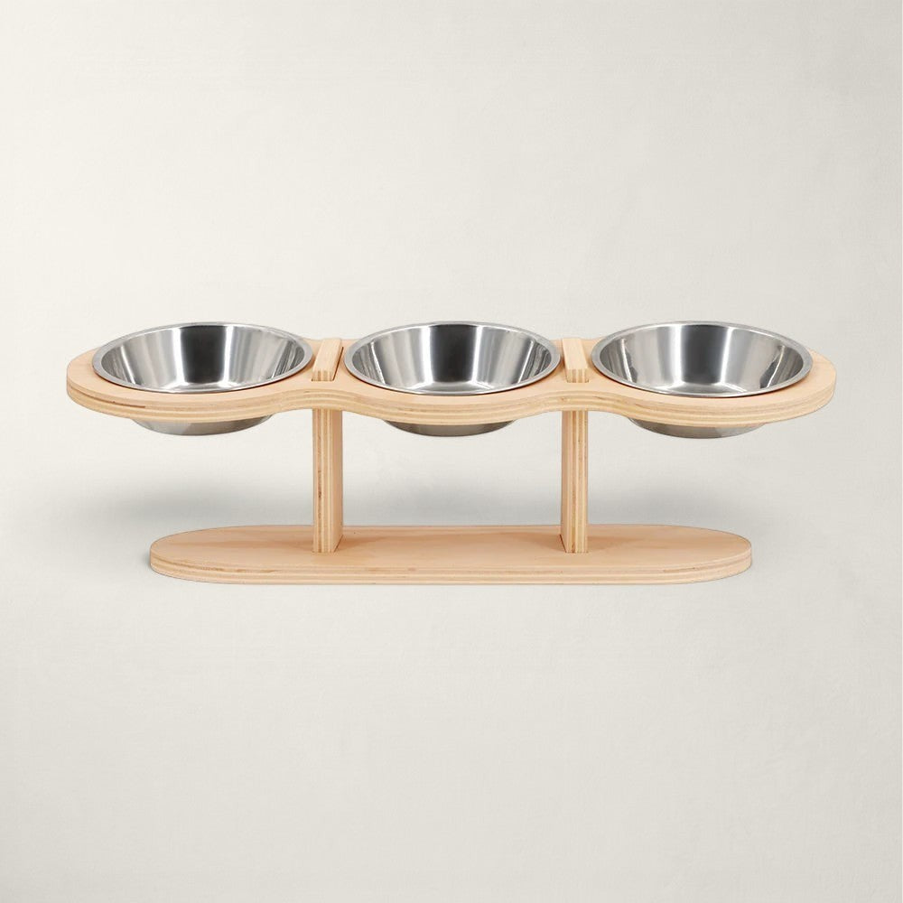 Station de repas Bofélin surélevée avec trois bols en inox inclinés et support en bambou naturel pour chat