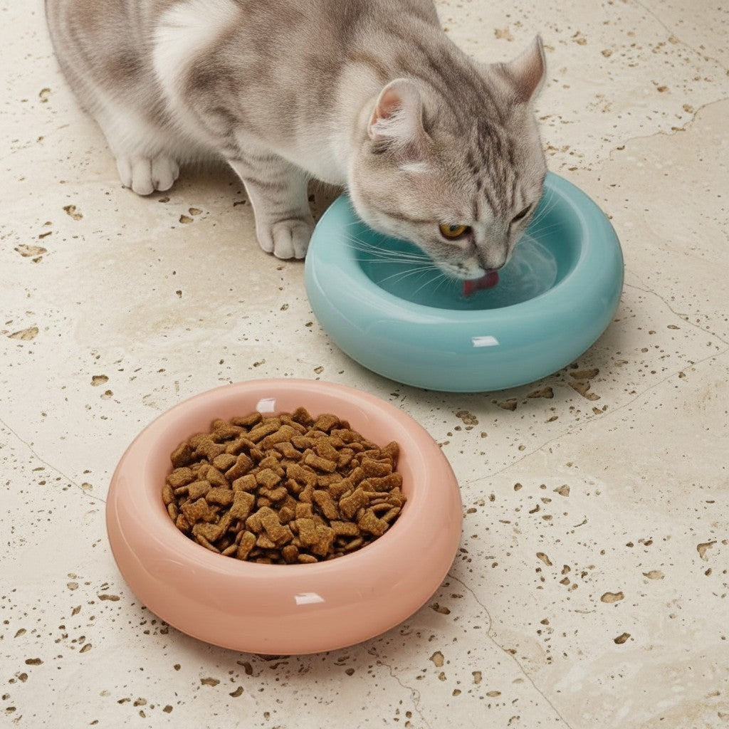 Gamelles Bofélin en céramique émaillée forme donut rose et bleue pour chat, douces pour les moustaches.