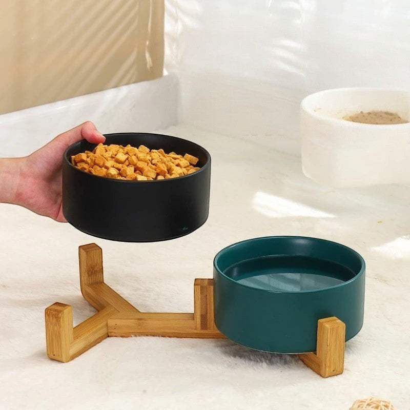Gamelles surélevées Bofélin avec bols en céramique amovibles noir et vert sur supports en bois naturel pour chat