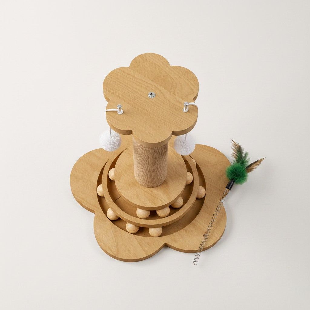 Griffoir pour chat Bofélin en bois clair en forme de fleur avec sisal, balles, pompons et plumeau sur ressort.