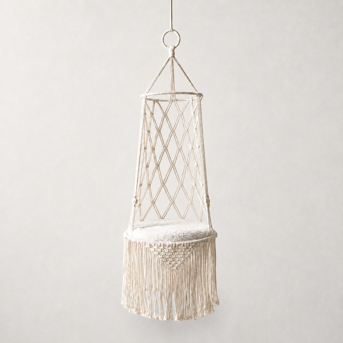 Hamac suspendu pour chat Bofélin en macramé blanc avec coussin moelleux et franges décoratives